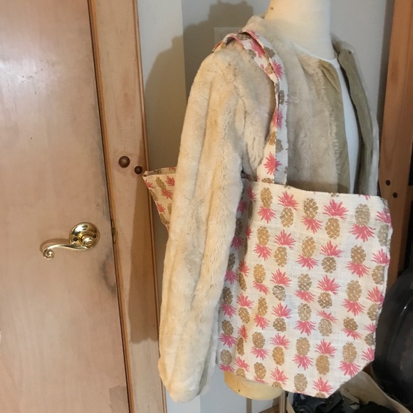 💚3/$20💚 Pink & Gold Metallic Pineapple tote - Picture 2 of 7